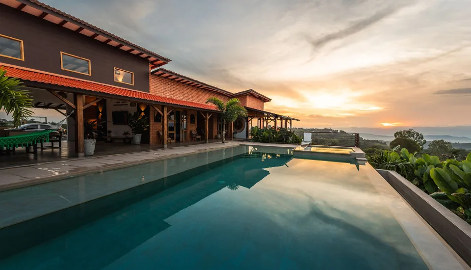 Piscina infinita con vista a las montañas